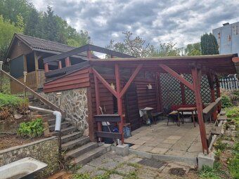 Ponúkam na predaj útulnú podpivničenú chatu s veľkým pozemko