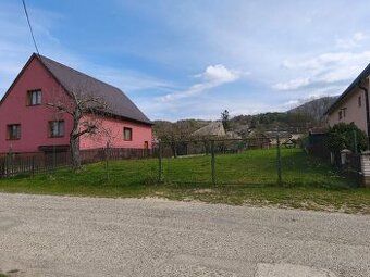 Nabízíme k prodeji slunné stavební parcely v centru obce