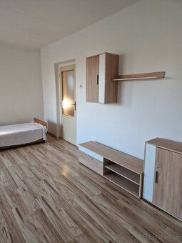 Na prenájom ponúkam prízemie rodinného domu 100 m2/ so samos