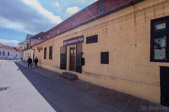 Oferujemy na sprzedaż ekskluzywną i unikalną lokalizacją przestrzeń komercyjną tylko tutaj w Koszycach