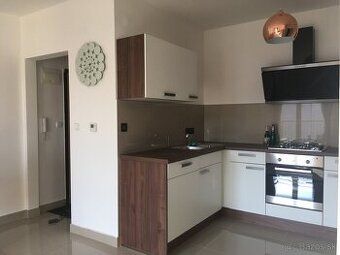 Prenajom 2 izboveho bytu v Senci. 7 min. pešo od centra. 53m