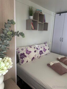 Oferujemy na sprzedaż w pełni wyposażony domek kempingowy