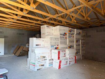 Predám rodinný dom 158m2 s veľkou garážou 119m2, prístrešok 