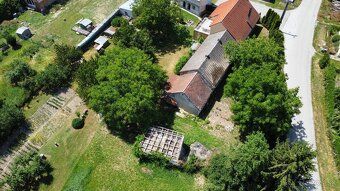 We offer for sale a plot of land measuring 833 m² located in