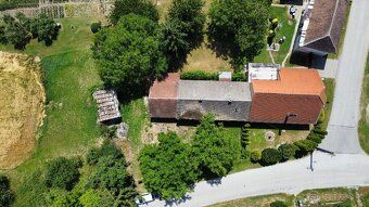 We offer for sale a plot of land measuring 833 m² located in