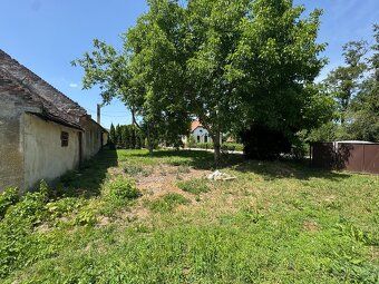 We offer for sale a plot of land measuring 833 m² located in