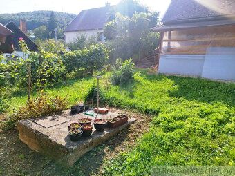 Dom znajduje się na pagórkowatym terenie i ma 3 osobne wejścia