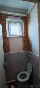 Ponúkam na predaj rodinný dom, ktorý je postavený z kvádra. 