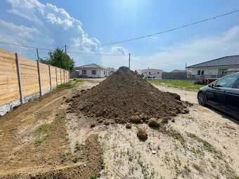 Stavba pozemek o ploše 500 m², všechny inženýrské sítě jsou vyvedeny na pozemku.