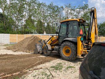 Stavba pozemek o ploše 500 m², všechny inženýrské sítě jsou vyvedeny na pozemku.