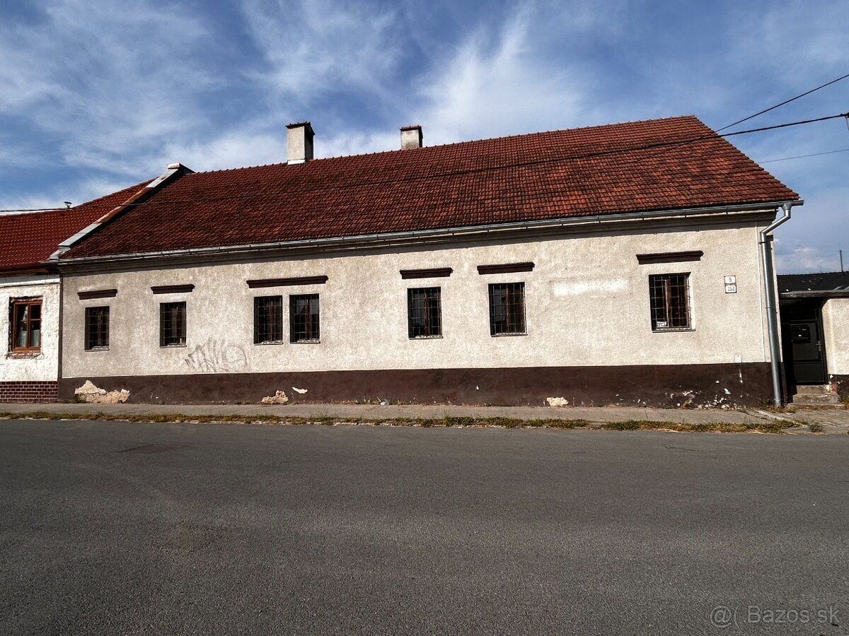 Здам в оренду будівлю з земельним ділянкою на площі Святої Кржіж у Жарі