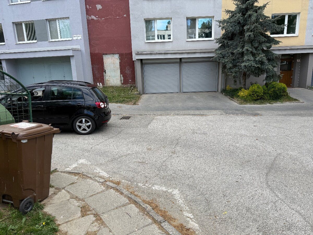 Nabízím k pronájmu garáž v ulici Krosnianska 25, vjezd do garáže je skvělý, protože garáž je přesně na odbočce.