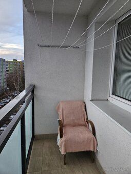 Nabízím k pronájmu 1+kk byt na adrese Tkáčška 2 SNV, 6. patro.