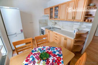 Nabízím k pronájmu 1+kk byt na adrese Tkáčška 2 SNV, 6. patro.