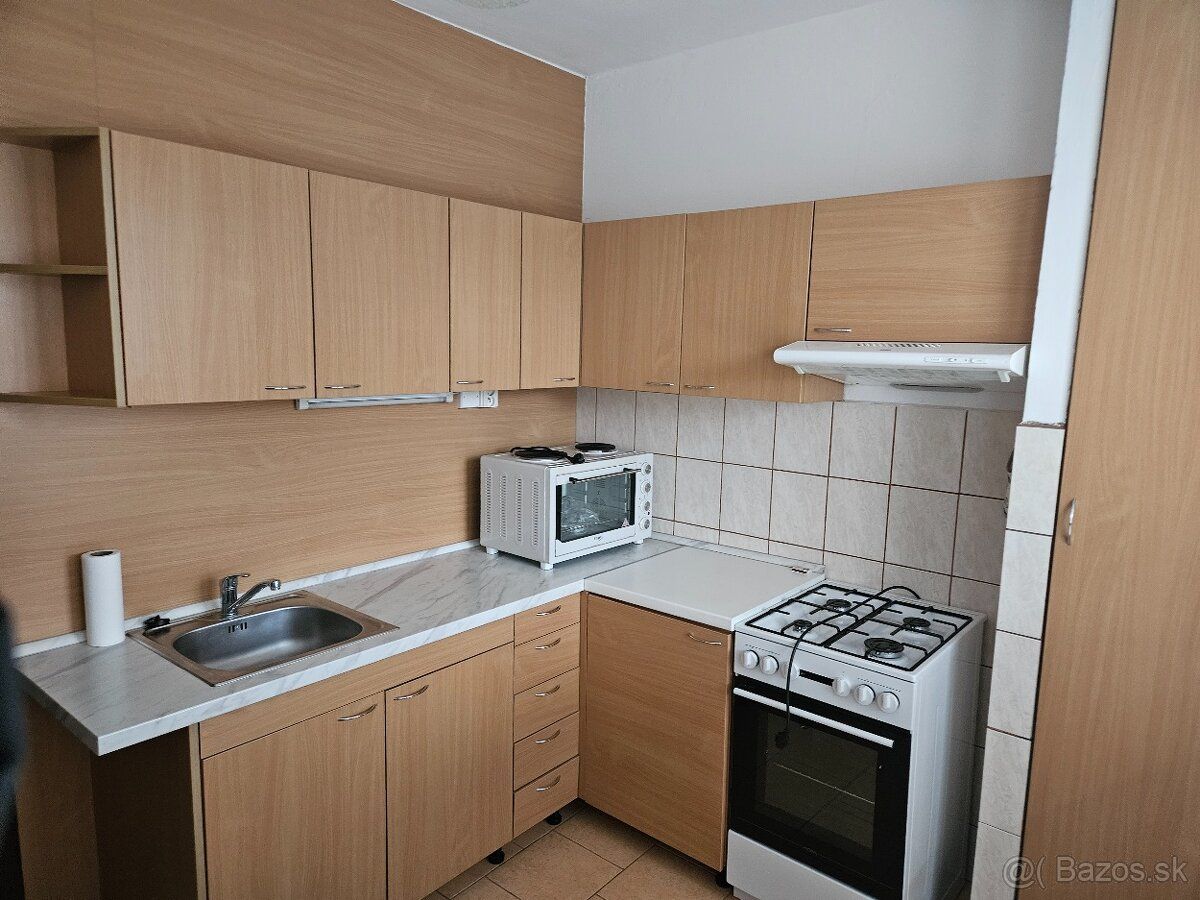 Nabízím k pronájmu 1+kk byt na adrese Tkáčška 2 SNV, 6. patro.