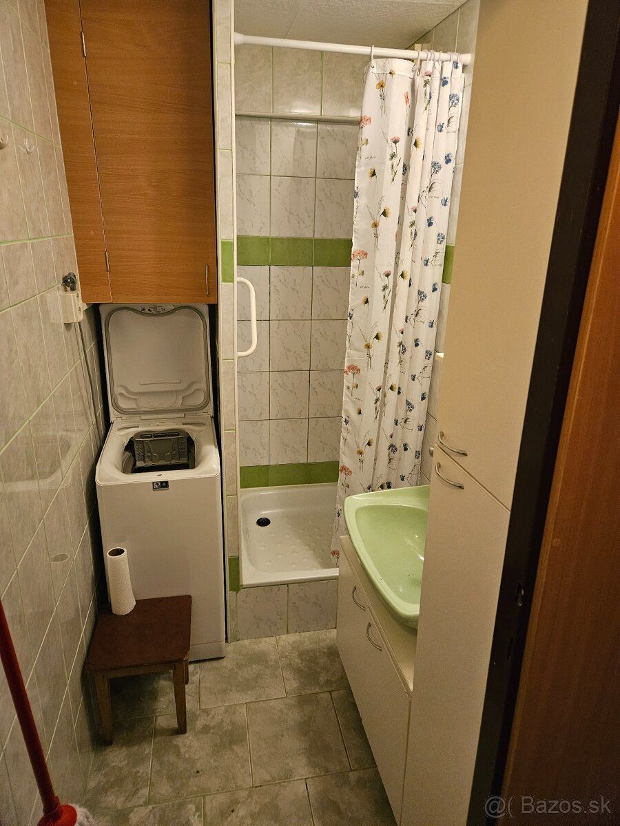 Nabízím k pronájmu 1+kk byt na adrese Tkáčška 2 SNV, 6. patro.