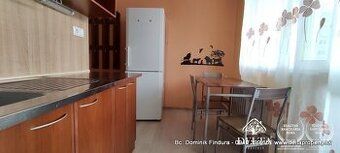 Wynajmę 2-pokojowe mieszkanie w centrum Popradu. Kaucja miesięczna, cena 570 EUR.
