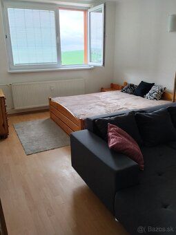 Wynajmę 2-pokojowe mieszkanie w centrum Popradu. Kaucja miesięczna, cena 570 EUR.