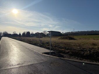 Na prodej nabízíme slunný stavební pozemek 864 m² v obci