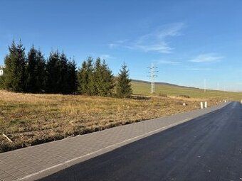 Na prodej nabízíme slunný stavební pozemek 864 m² v obci