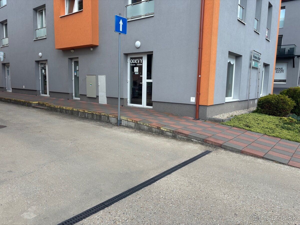 Nabízíme k pronájmu kancelářské obchodní prostory v Detvě