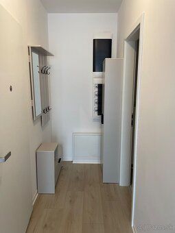 Oferuję do wynajęcia 1,5 pokojowe mieszkanie w nowo