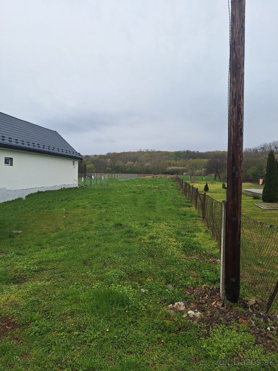 Slunný stavební pozemek v obci Úbrež - ideální pro bungalov!