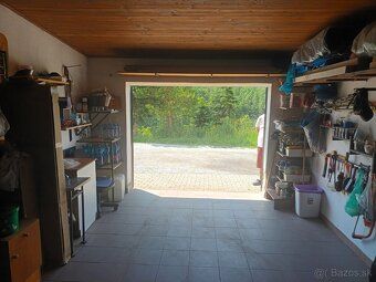 Ponúkame na predaj garáž o rozmeroch 6x4 m so zavedenou elek