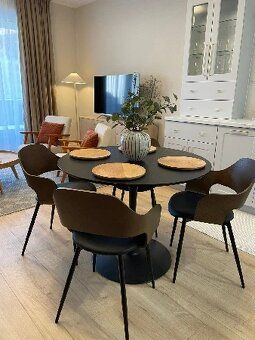 Nabízíme k pronájmu plně nadstandardně zařízený 3+1 byt v nové budově, o ploše 64 m² + velkou terasu 16,7 m² s…