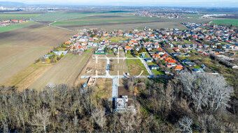 STAVEBNÍ POZEMEK – 528 m² SENEC – ulice u Černé vody Cena bez DPH: 94 000 € Cena s DPH: 115 600 €