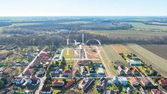 STAVEBNÍ POZEMEK – 528 m² SENEC – ulice u Černé vody Cena bez DPH: 94 000 € Cena s DPH: 115 600 €