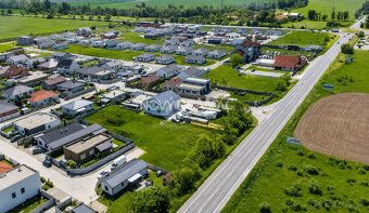 STAVEBNÍ POZEMEK – 528 m² SENEC – ulice u Černé vody Cena bez DPH: 94 000 € Cena s DPH: 115 600 €