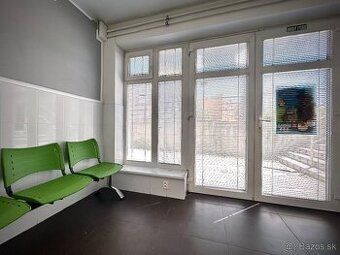 LUHOVA reality Vám výhradně nabízí k pronájmu moderní a reprezentativní nebytový prostor nacházející se v přízemí…