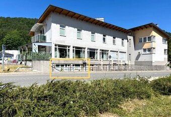 LUHOVA reality Vám výhradně nabízí k pronájmu moderní a reprezentativní nebytový prostor nacházející se v přízemí…