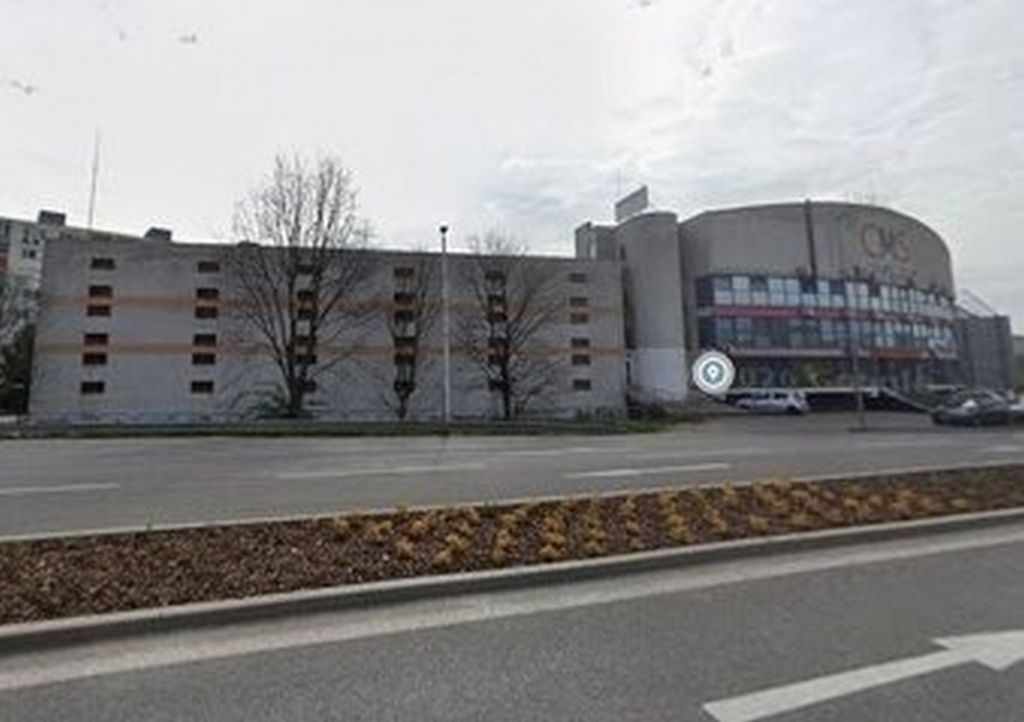 Ponúkame na predaj garáž v bezpečnom a udržiavanom garážovom