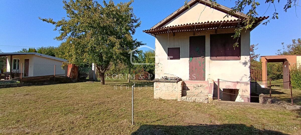 Typ: Záhrada Ulica: Tehelňa Obec: Komárno
Na oplotenom, rovi