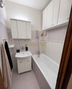 Oferujemy na sprzedaż jasne i praktycznie urządzone jednopokojowe mieszkanie w