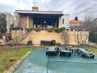 Шукаю оренду будинку для сімей з трьома дорослими особами та однією дитиною 4 років.