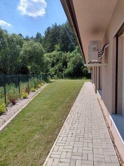 Nabízíme k pronájmu zařízenou novostavbu rodinného domu se