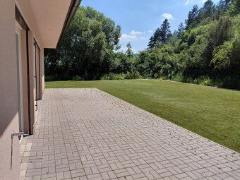 Nabízíme k pronájmu zařízenou novostavbu rodinného domu se