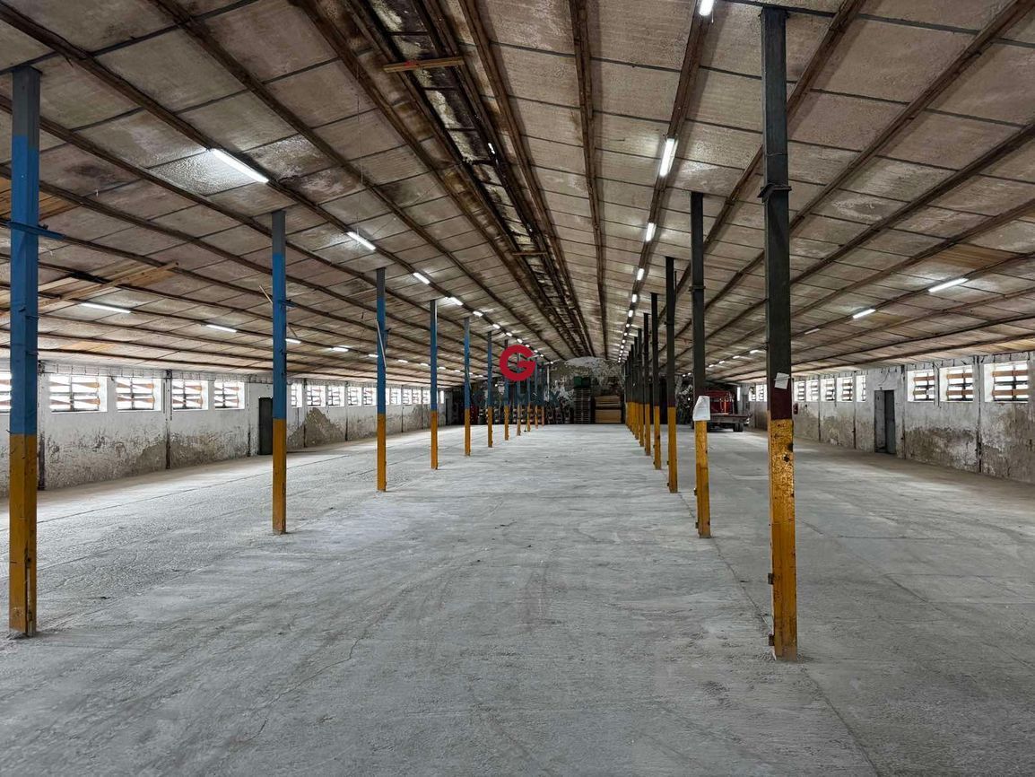 ID: 188 GE-MAX Reality oferuje do wynajęcia przestronny magazyn o powierzchni użytkowej 1 500 m², położony w…