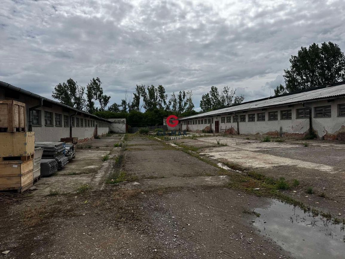 ID: 188 GE-MAX Reality oferuje do wynajęcia przestronny magazyn o powierzchni użytkowej 1 500 m², położony w…