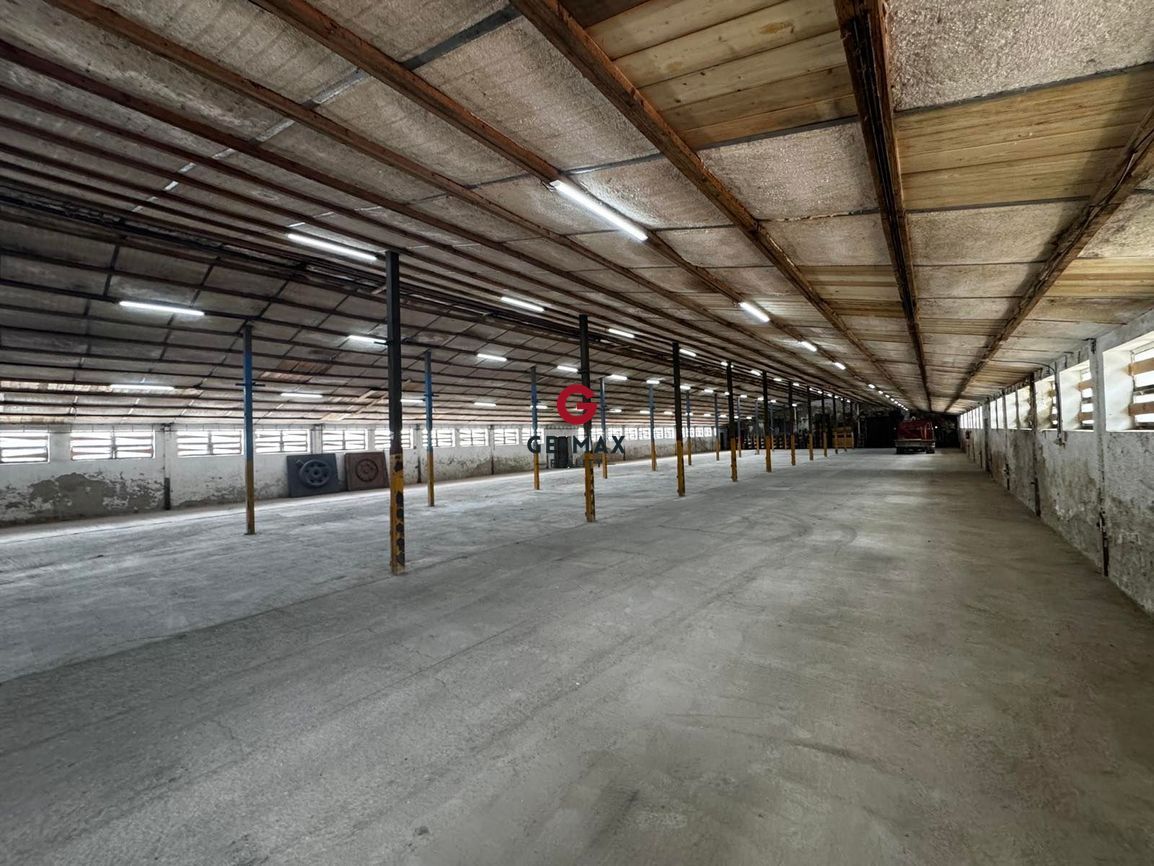 ID: 188 GE-MAX Reality oferuje do wynajęcia przestronny magazyn o powierzchni użytkowej 1 500 m², położony w…