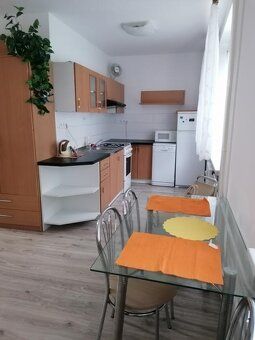 Na predaj ponúkame svetlý 2 izbový byt ,ktorý bol kompletne 