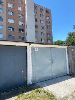 Nabízíme k prodeji garáž před činžovním domem v ulici Železniční