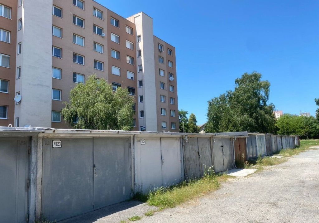 Nabízíme k prodeji garáž před činžovním domem v ulici Železniční