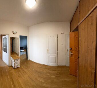 Třípokojový byt 64 m² vhodný pro majitele psů/koček k pronájmu (červenec - únor) video prohlídka…