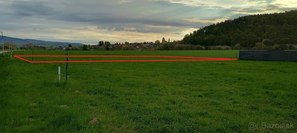 Predám pozemok s výmerou 592 m2. Pri resp. na pozemku sa nac