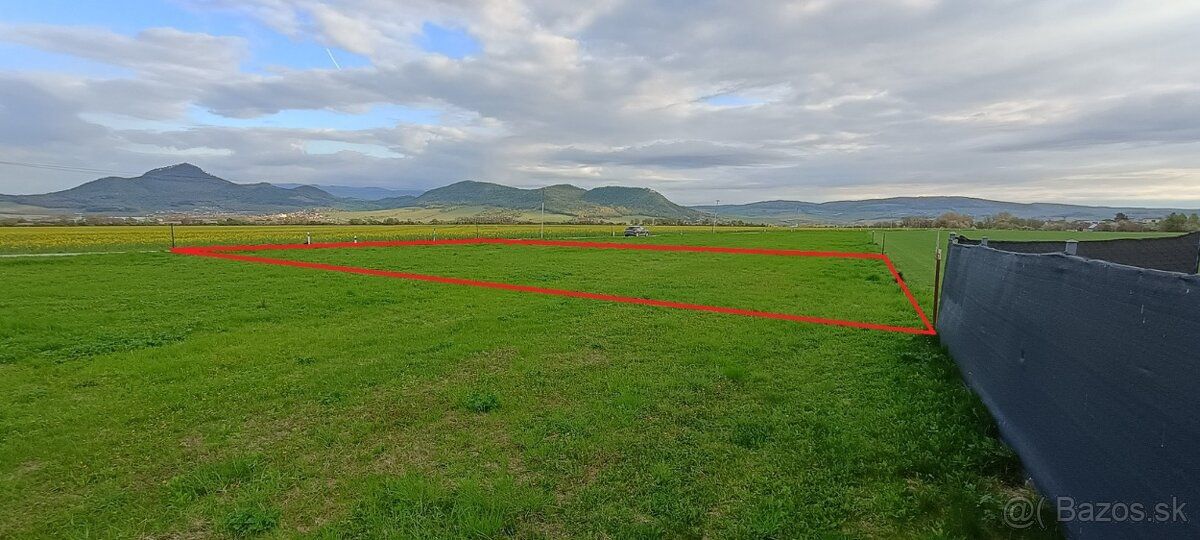 Predám pozemok s výmerou 592 m2. Pri resp. na pozemku sa nac