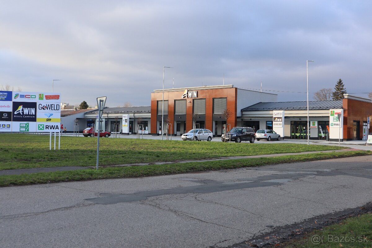 Kancelář k pronájmu o ploše 36 m² včetně 2 parkovacích míst v centru AWIN B., ulice Fraňa Krále 59, Michalovce.